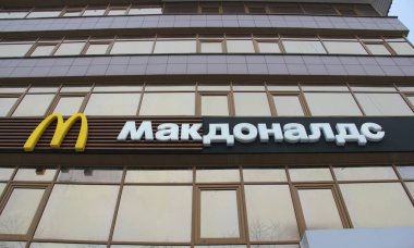 13.11.2020 Syktyvkar, Rusya, sarı büyük harf M, fast food restoranı McDonalds tabelası ve Rusça yazılmış bir yazı. Web ve yazdırma için stok fotoğrafı. 