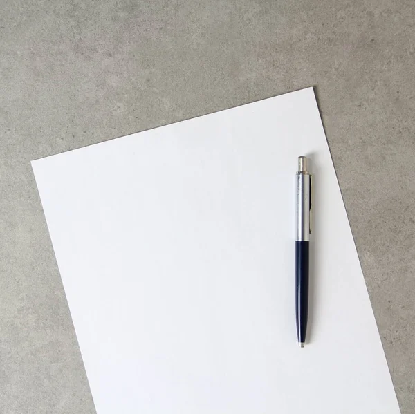 Шаблон Білого Паперу Кульковою Ручкою Світло Сірому Бетонному Фоні Концепція — стокове фото
