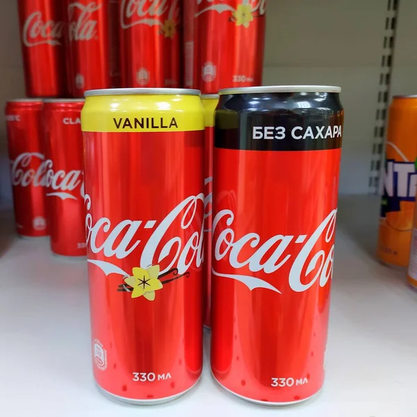 Сыктывкар Россия 2020 Внутренний Коридор Безалкогольных Напитков Супермаркета Показывающий Coca — стоковое фото