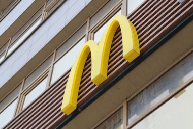 13.11.2020 Syktyvkar, Rusya, sarı büyük harf M, fast food restoranı McDonalds tabelası. Web ve yazdırma için stok fotoğrafı. 