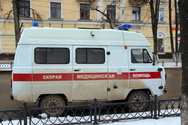 2020 러시아 러시아의 거리에 반짝이는 줄무늬가 러시아 구급차 브랜드 Uaz — 스톡 사진