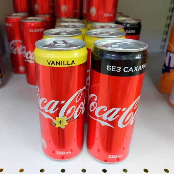 Syktyvkar Oroszország 2020 Szupermarket Belső Üdítőital Folyosó Coca Cola Műanyag — Stock Fotó