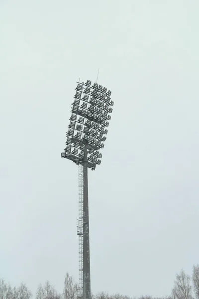体育场的泛光灯与金属杆 照明桅杆 塔楼与泛光灯在体育场的白色天空 — 图库照片