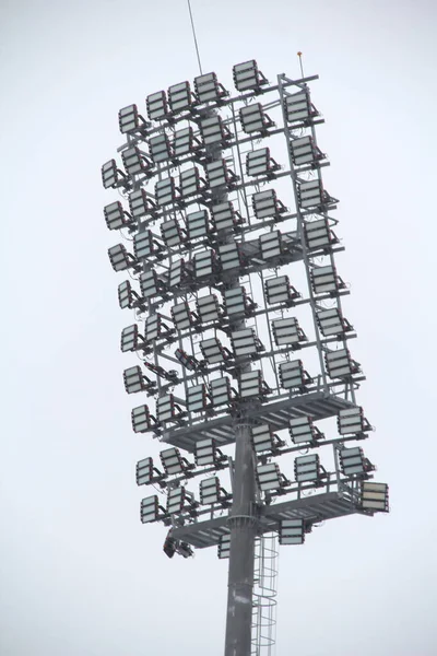 Προβολέας Γηπέδου Μεταλλικό Πόλο Κατάρτι Φωτισμού Πύργος Προβολείς Στο Γήπεδο — Φωτογραφία Αρχείου