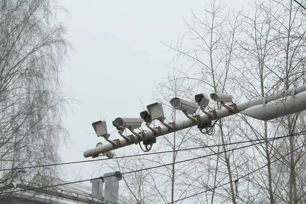 Muitas Câmeras Cctv Uma Barra Transversal Acima Estrada Cidade Contra — Fotografia de Stock