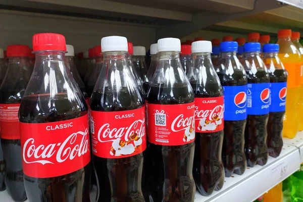 Syktyvkar Rusia 2020 Pepsi Coca Cola Exhiben Una Tienda Comestibles —  Fotos de Stock