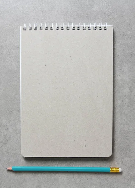 Carnet Printemps Avec Une Feuille Papier Artisanal Avec Simple Crayon — Photo