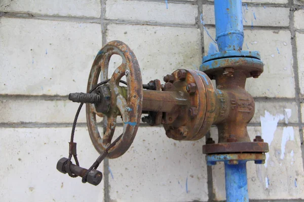 Old Damaged Rusty Iron Oil Pipe Valve Wheel Metal Pipeline — Stock Photo, Image
