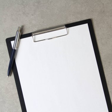 Beyaz kağıt şablonu açık gri arka plan üzerinde tükenmez kalemle siyah bir tablet içinde şarjörlü. Yeni fikir, iş planı ve strateji kavramı, içeriğin geliştirilmesi ve uygulanması. Metin için boş alanı olan stok fotoğrafı.