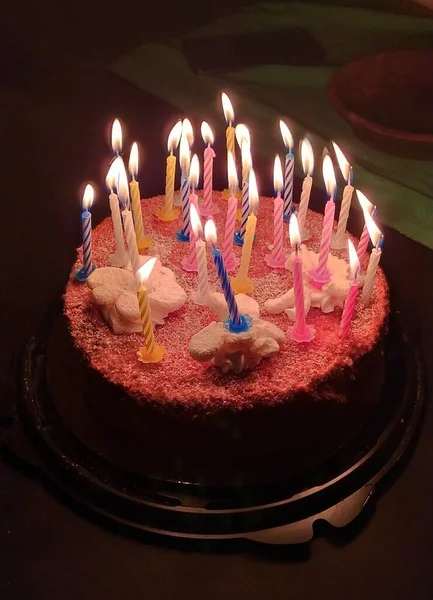 Торт День Рождения Свечами Темном Фоне Концепция Празднования Дня Рождения Стоковое Фото