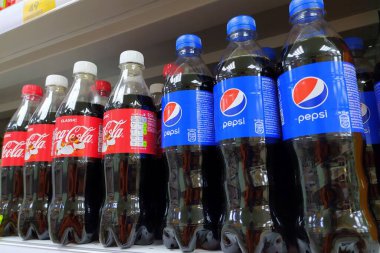 Syktyvkar, Rusya -13.33.2020: Pepsi ve Coca Cola ürünleri bir bakkalda sergileniyor. Pepsi Şirketi dünyadaki en iyi gazoz üreticisi. Yüksek kalite fotoğraf