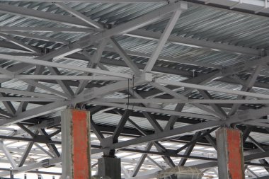 Eski bir çelik çelik çiftliği. Çerçeve tipi endüstriyel yapının metal yapısı. Hafif metal çerçeve yapısı. Yüksek kalite fotoğraf