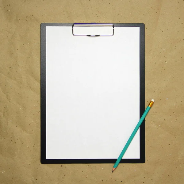 Fehér Formátumú Tabletta Ceruzával Bézs Kézműves Papíron Fogalom Lehetőségek Ötletek — Stock Fotó