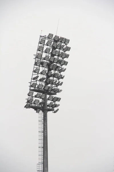 Stadion Reflektorfény Fém Rúddal Világítás Árboc Torony Reflektorokkal Sportcsarnokban Szemben — Stock Fotó