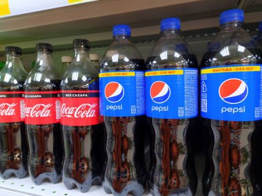 Syktyvkar, Rusya -13.33.2020: Pepsi ve Coca Cola ürünleri bir bakkalda sergileniyor. Pepsi Şirketi dünyadaki en iyi gazoz üreticisi. Yüksek kalite fotoğraf