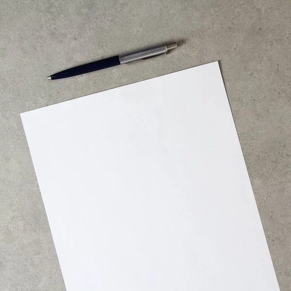 Sjabloon Van Wit Papier Met Balpen Lichtgrijze Betonnen Ondergrond Concept — Stockfoto