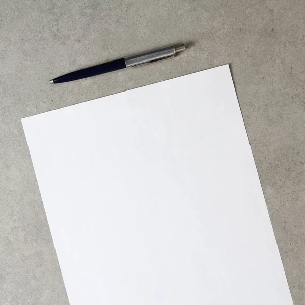 Plantilla Papel Blanco Con Bolígrafo Sobre Fondo Hormigón Gris Claro Imagen De Stock