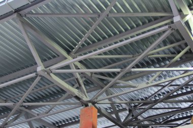 Eski bir çelik çelik çiftliği. Çerçeve tipi endüstriyel yapının metal yapısı. Hafif metal çerçeve yapısı. Yüksek kalite fotoğraf