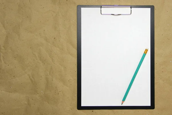 Fehér Formátumú Tabletta Ceruzával Bézs Kézműves Papíron Fogalom Lehetőségek Ötletek — Stock Fotó