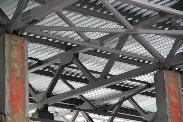 Eski bir çelik çelik çiftliği. Çerçeve tipi endüstriyel yapının metal yapısı. Hafif metal çerçeve yapısı. Yüksek kalite fotoğraf
