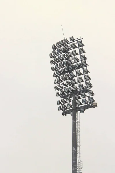 Stadionstrahler Mit Metallstange Lichtmast Flutlichtmast Sportstadion Gegen Den Weißen Himmel — Stockfoto