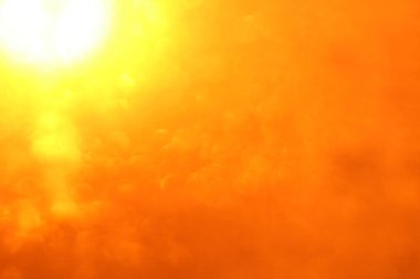 Cam gün batımında güneş tarafından aydınlatılır. Yumuşak ışık arka planında soyut parlak arkaplan. Bulanık boş duvar kağıdı yumuşak odak. Bulanık odaklanmış parlak ışıklar..