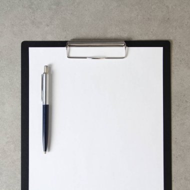 Beyaz kağıt şablonu açık gri arka plan üzerinde tükenmez kalemle siyah bir tablet içinde şarjörlü. Yeni fikir, iş planı ve strateji kavramı, içeriğin geliştirilmesi ve uygulanması. Metin için boş alanı olan stok fotoğrafı.