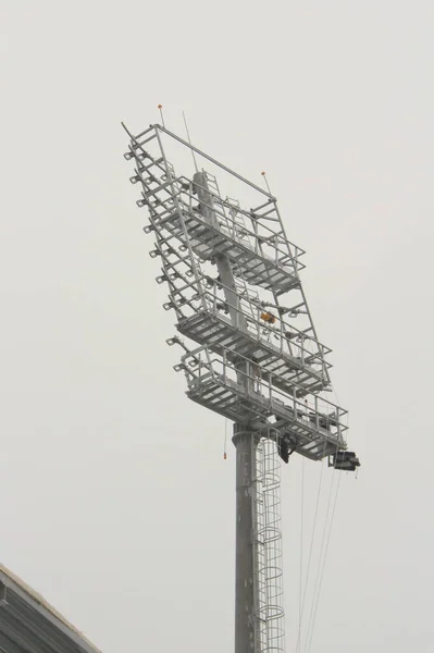 Stadionstrahler Mit Metallstange Lichtmast Flutlichtmast Sportstadion Gegen Den Weißen Himmel — Stockfoto