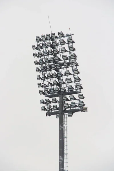 Прожектор Стадиона Металлическим Полюсом Мачта Освещения Башня Прожекторами Спортивном Стадионе — стоковое фото