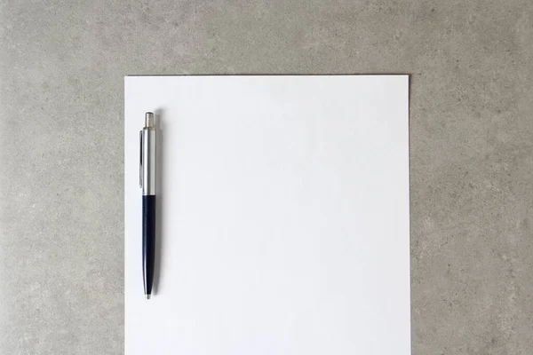 Vorlage Aus Weißem Papier Mit Kugelschreiber Auf Hellgrauem Betongrund Konzeption — Stockfoto