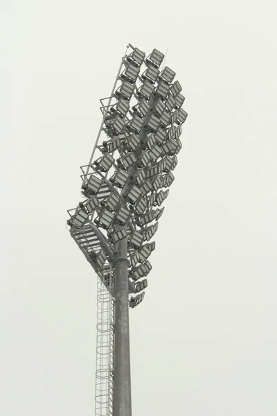 体育场的泛光灯与金属杆 照明桅杆 塔楼与泛光灯在体育场的白色天空 — 图库照片