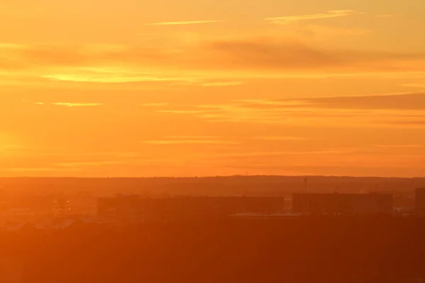 Ufkun Altında Güneş Gün Batımında Veya Şafakta Güneşin Aydınlattığı Ateşli — Stok fotoğraf