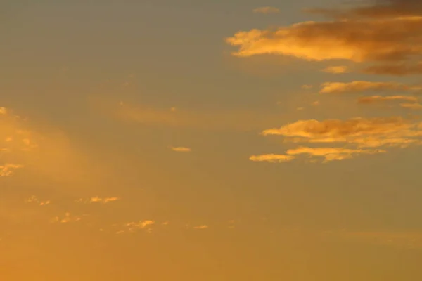Sol Debajo Del Horizonte Nubes Cielo Ardiente Dramático Naranja Atardecer — Foto de Stock
