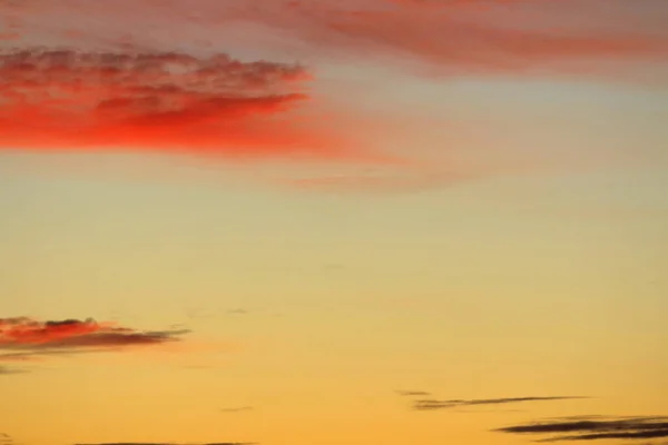 Sol Debajo Del Horizonte Nubes Cielo Ardiente Dramático Naranja Atardecer — Foto de Stock