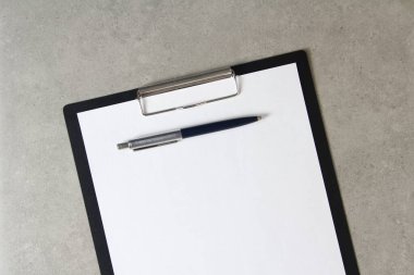 Beyaz kağıt şablonu açık gri arka plan üzerinde tükenmez kalemle siyah bir tablet içinde şarjörlü. Yeni fikir, iş planı ve strateji kavramı, içeriğin geliştirilmesi ve uygulanması. Metin için boş alanı olan stok fotoğrafı.