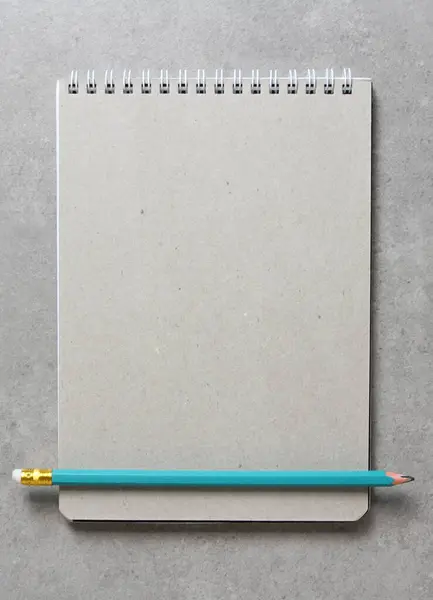 Notebook Primăvară Foaie Hârtie Ambarcațională Creion Grafit Verde Simplu Fundal — Fotografie, imagine de stoc