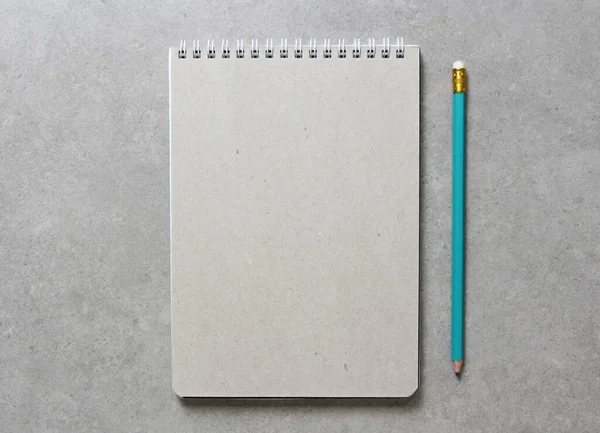 Ένα Τετράδιο Άνοιξη Ένα Φύλλο Χαρτί Χειροτεχνίας Απλό Πράσινο Μολύβι — Φωτογραφία Αρχείου