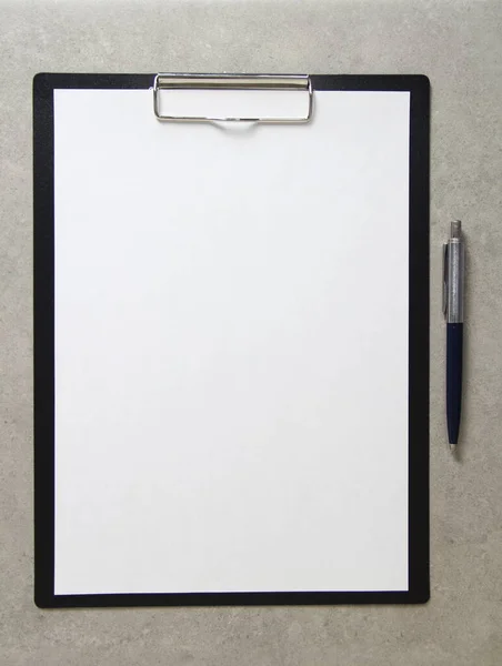 Beyaz Kağıt Şablonu Açık Gri Arka Plan Üzerinde Tükenmez Kalemle — Stok fotoğraf