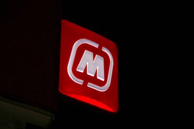 11.21.2020 Syktyvkar, Rusya, Beyaz harfli kırmızı işaret M - zincir market mıknatısı