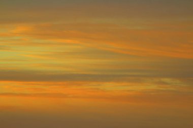 Ufkun altında güneş ve gün batımında veya şafakta güneşin aydınlattığı ateşli turuncu gökyüzünde bulutlar. Metin ve tasarım için yer