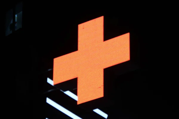 Croce di pixel incandescente di lampade a LED su sfondo nero. — Foto Stock