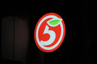 11.21.2020 Syktyvkar, Rusya, tabela 5, Rus market ağı Pyaterochka. Metin ve tasarım için boş boşluklu siyah arkaplan üzerine stok fotoğrafı