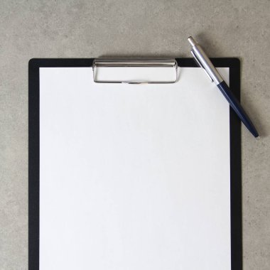 Beyaz kağıt şablonu açık gri arka plan üzerinde tükenmez kalemle siyah bir tablet içinde şarjörlü. Yeni fikir, iş planı ve strateji kavramı, içeriğin geliştirilmesi ve uygulanması. Metin için boş alanı olan stok fotoğrafı.