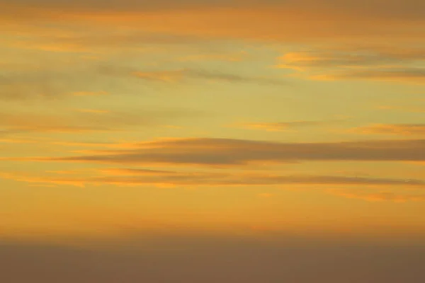 Sol Debajo Del Horizonte Nubes Cielo Ardiente Dramático Naranja Atardecer — Foto de Stock