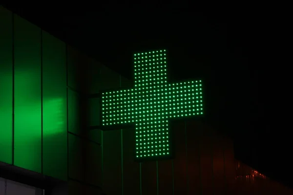 Светящийся Пиксельный Крест Светодиодных Ламп Черном Фоне Зеленый Крест Символизирует Лицензионные Стоковые Изображения