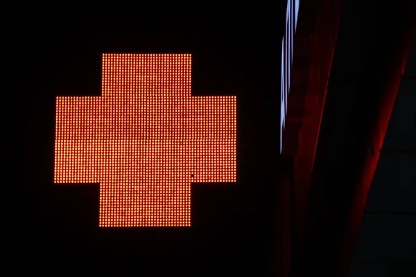 Gloeiende Pixel Kruis Van Led Lampen Zwarte Achtergrond Rode Kruis — Stockfoto