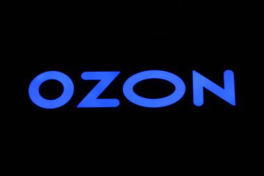 11.21.2020 Syktyvkar, Rusya, Mavi parlayan işaret panosu ozon Rus evrensel çevrimiçi mağazası, çevrimiçi bir mağazanın mal sorununun işareti..