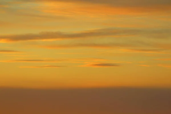 Sol Debajo Del Horizonte Nubes Cielo Ardiente Dramático Naranja Atardecer — Foto de Stock