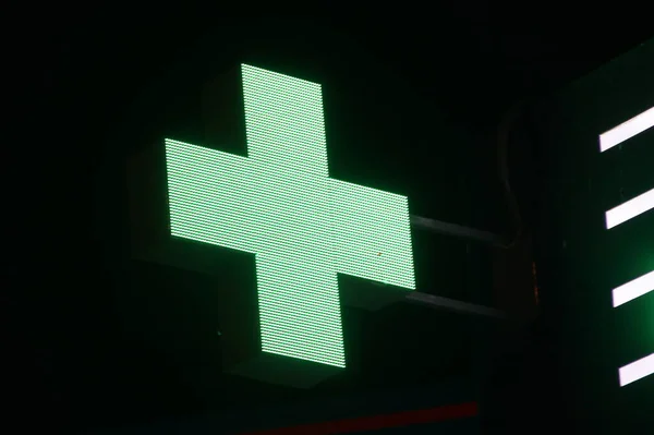 Glödande Pixel Kors Led Lampor Svart Bakgrund Grönt Kors Symbol — Stockfoto