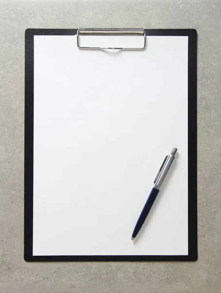 Beyaz Kağıt Şablonu Açık Gri Arka Plan Üzerinde Tükenmez Kalemle — Stok fotoğraf